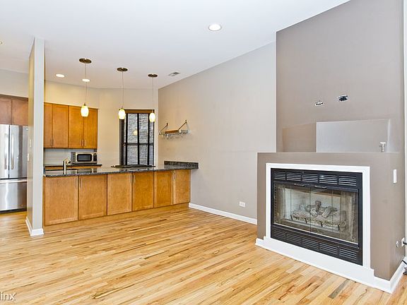 3rd image of 4737 N Kenmore Ave #2S