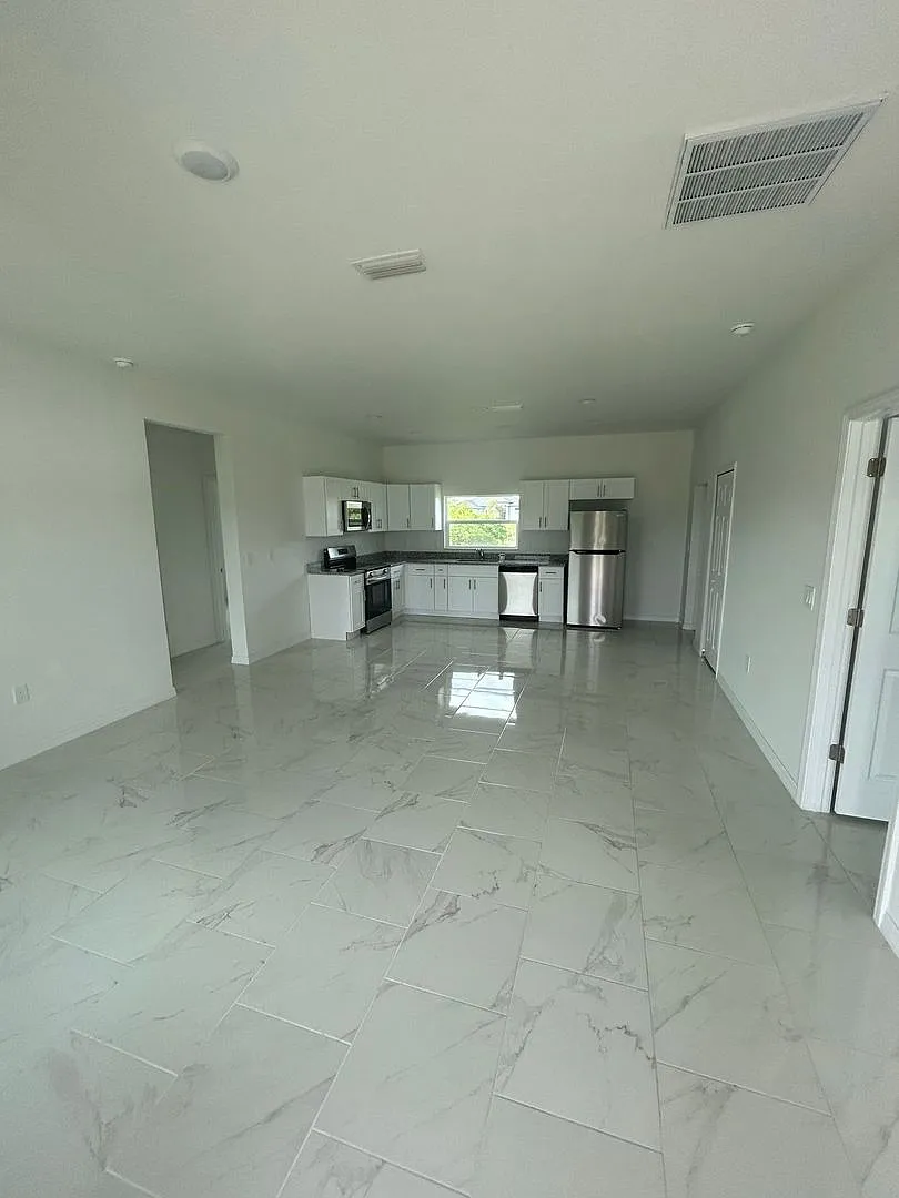 Spacious 3bd / 2ba /1 C Single Family House Available — Photo 3