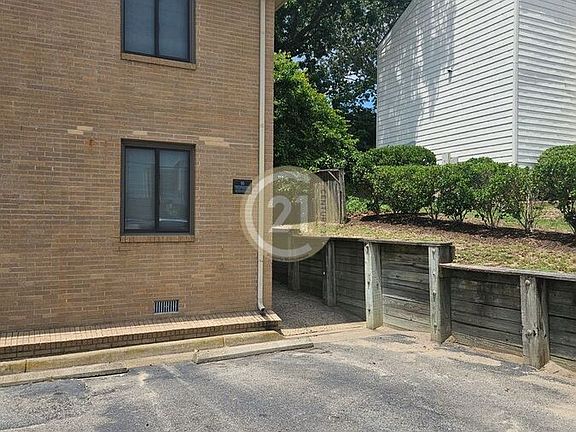 2nd image of 405 32nd St APT 203
