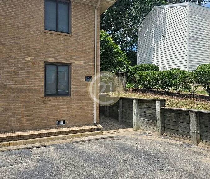 405 32nd St #203 — Photo 2