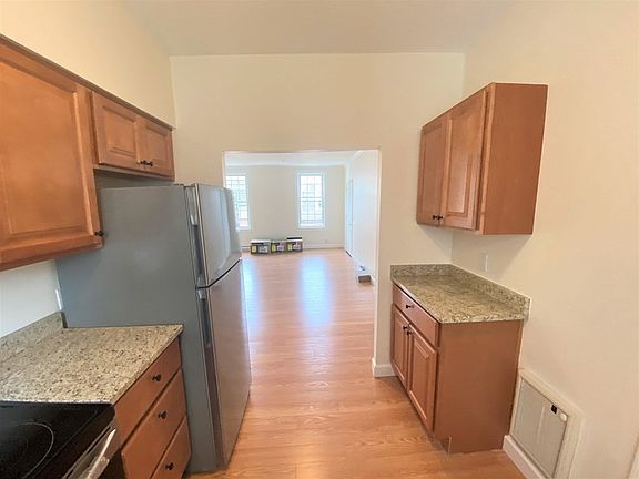5th image of 8-10 Essex St #4