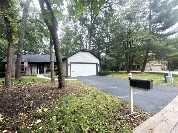4 Dartmouth Ct, Streamwood, IL 60107