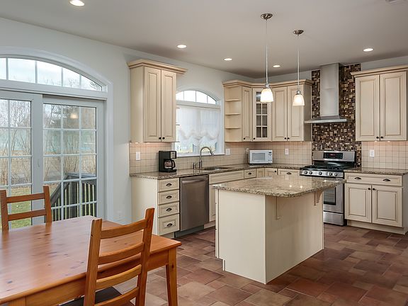 Eat-In Kitchen