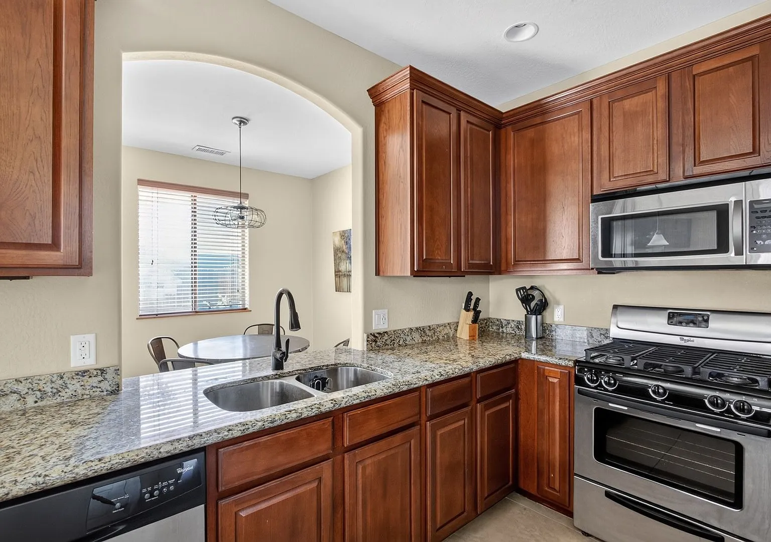 Gorgeous townhome near NAU — Photo 4