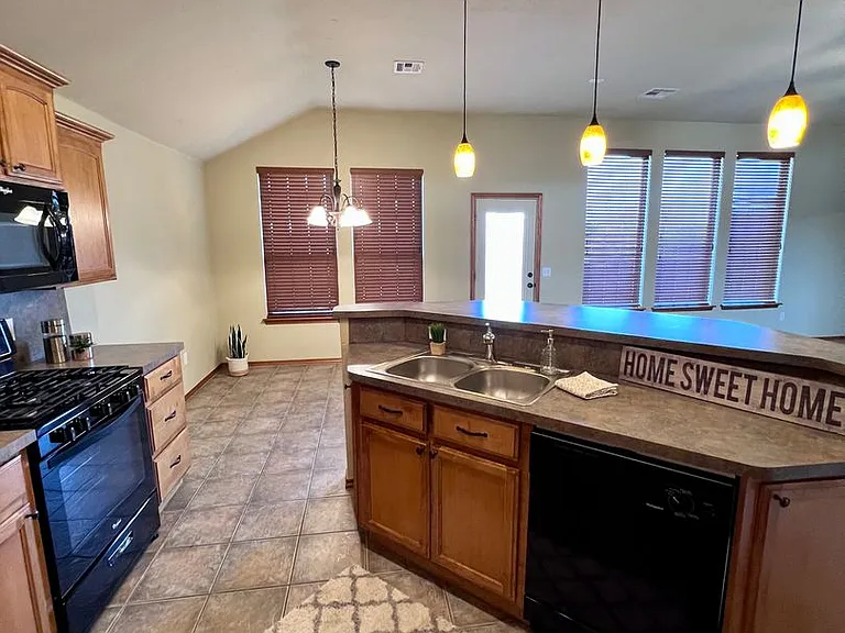 617 Applewood St — Photo 10