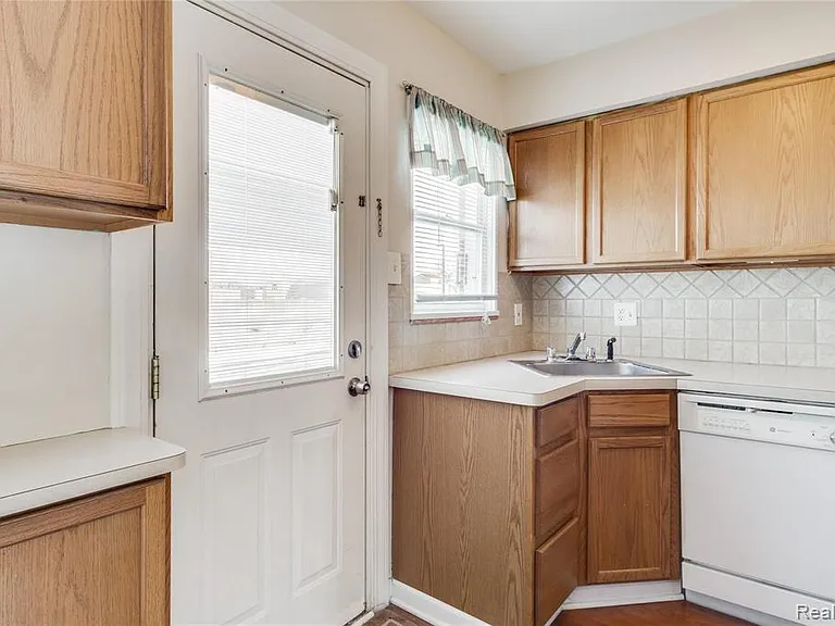 3388 Coolidge Hwy — Photo 30
