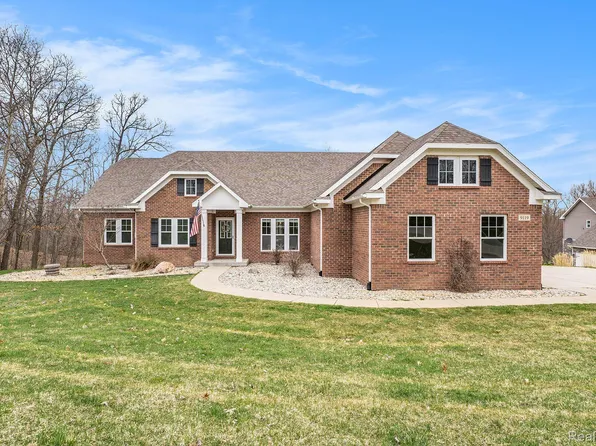 9119 Marsh View Dr, Fenton, MI 48430