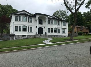 107 Ivanhoe Dr, Paramus, NJ 07652