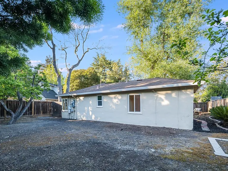 2620 Middlefield Rd — Photo 11