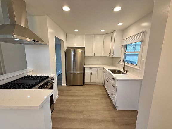 3rd image of 915 W 29th Pl