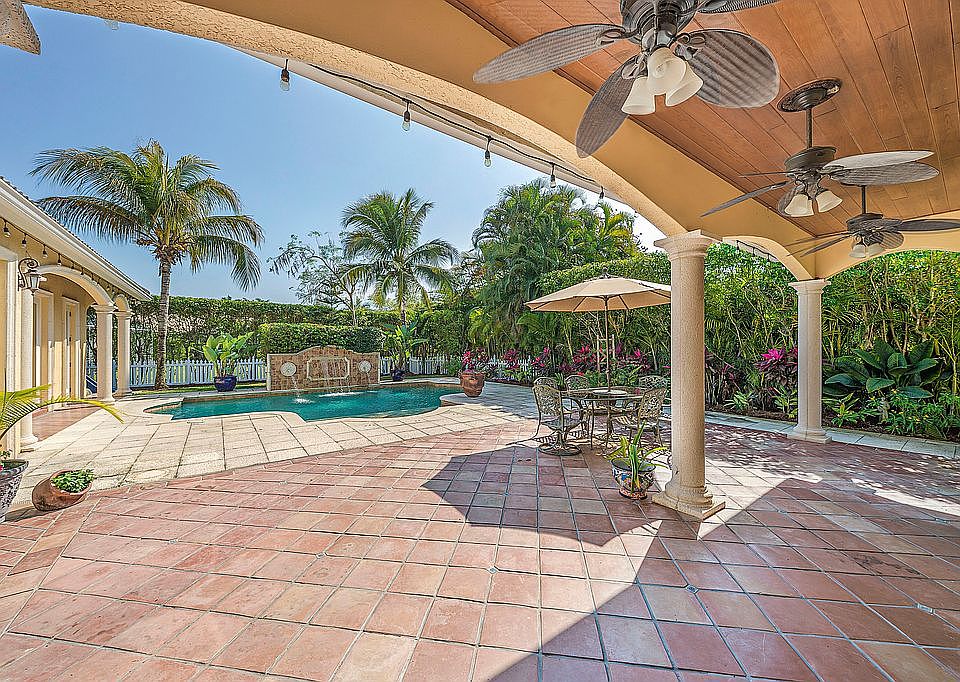 Resort Style Pool & Lanai