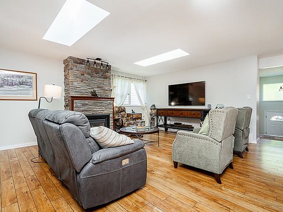 5th image of 404 Mundy St