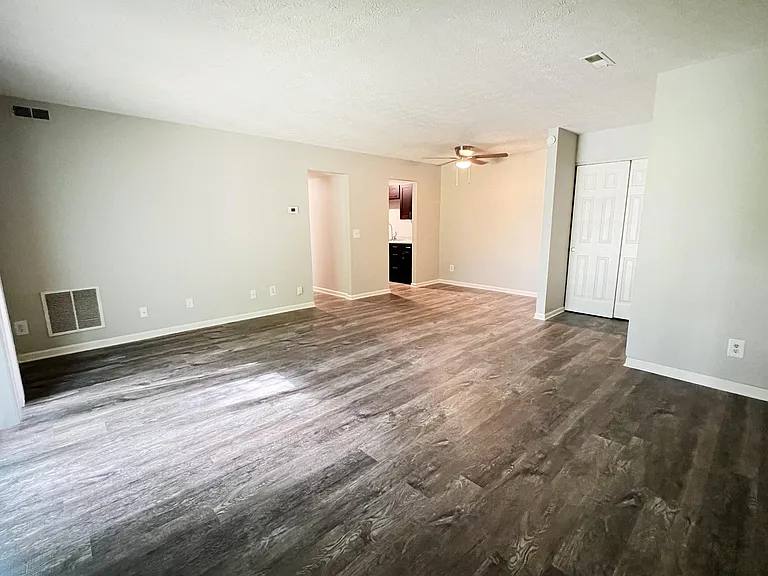 Crown Crossing Apartments — Photo 58