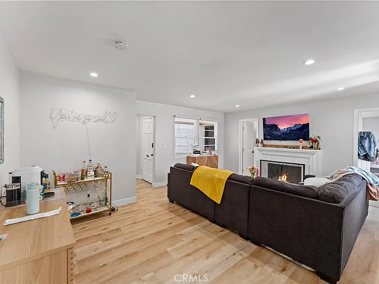 923 W Maple Ave — Photo 4