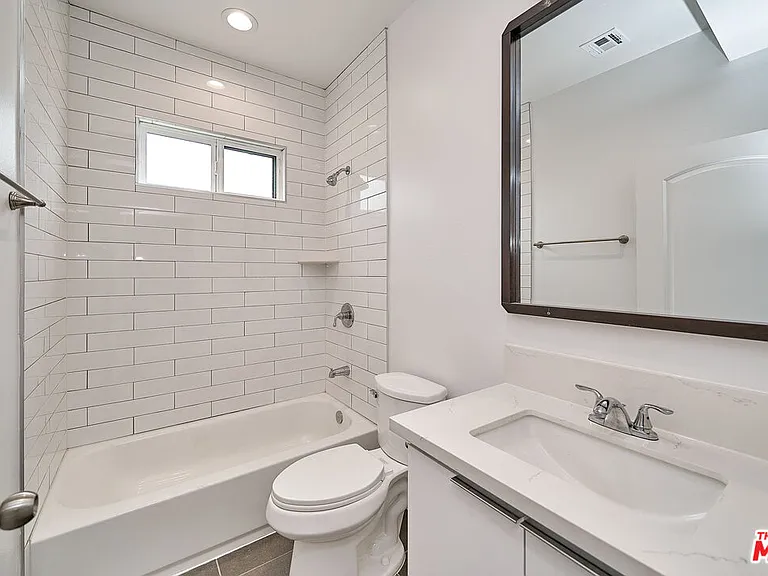 601 W 41st Pl — Photo 12
