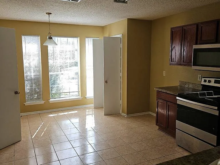 3824 Aspen Dr — Photo 2