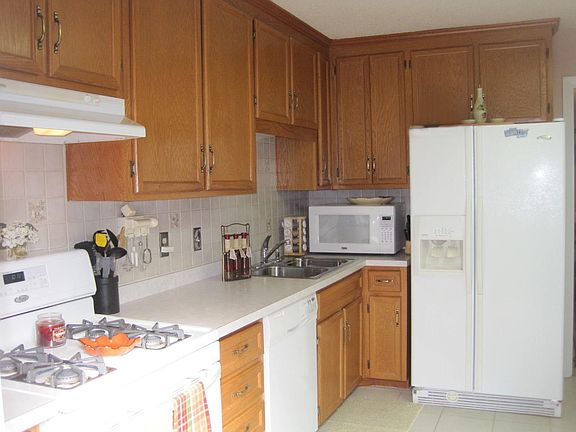 3rd image of 24 Moss Ct