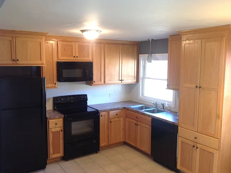1044 Ardmore Cir — Photo 2