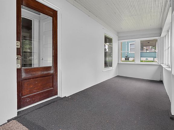 5th image of 910 Walnut St