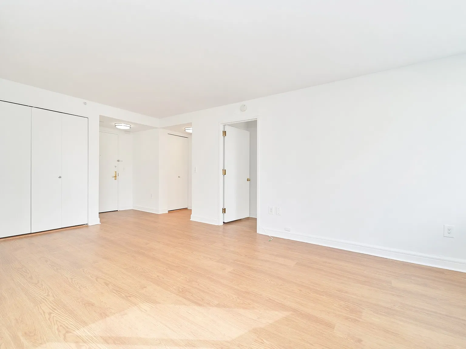 160 Riverside Boulevard — Photo 2