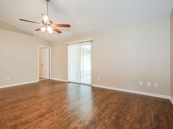 3rd image of 1612 Twin Oak Dr W