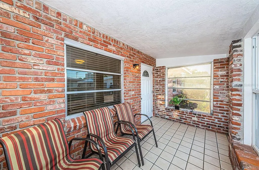 2 bed, 1.5 bath, 900 sqft, $8,370 — Photo 4