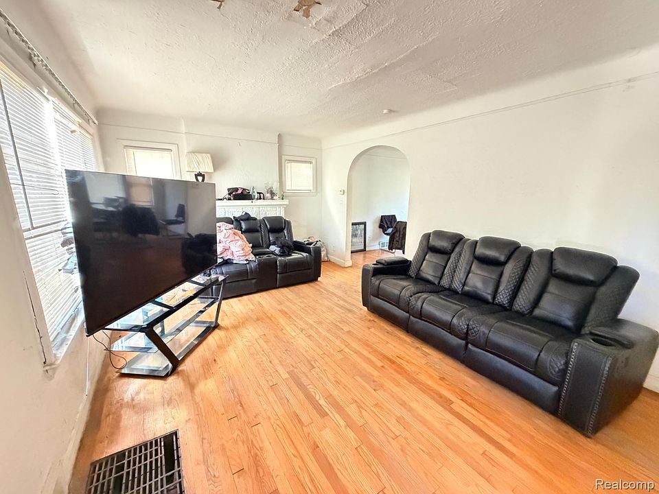 7th image of 16814 Lilac St