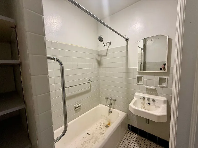 110 S State St — Photo 11