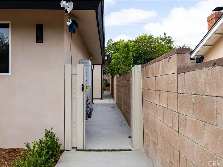 10053 Amestoy Ave — Photo 16