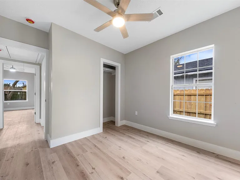 219 E James St — Photo 5