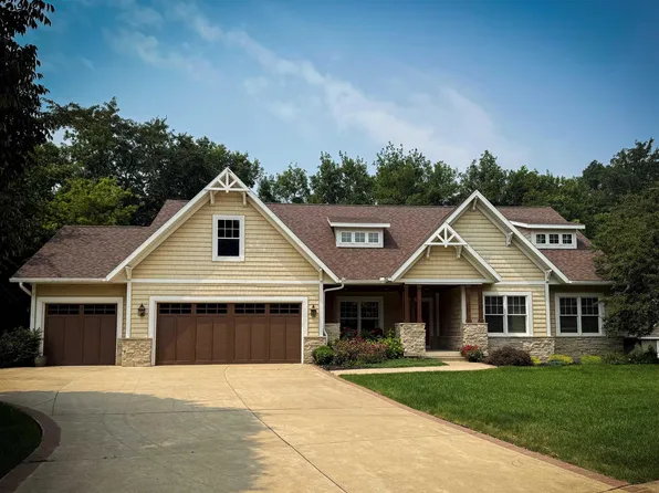 1230 Lakeview Dr, Cedar Falls, IA 50613