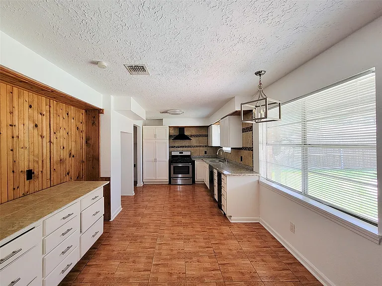 409 S Travis St — Photo 10