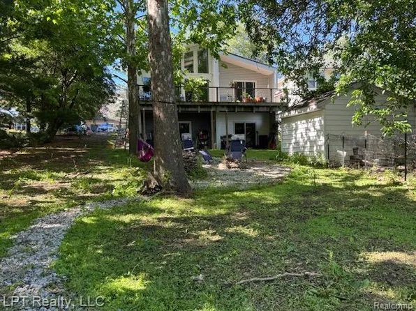 5868 Outer Dr, Bath, MI 48808