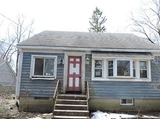 8405 Hickory Nut Grove Rd, Cary, IL 60013