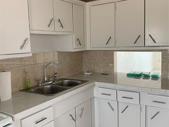 5th image of 1850 NE 169th St APT 308