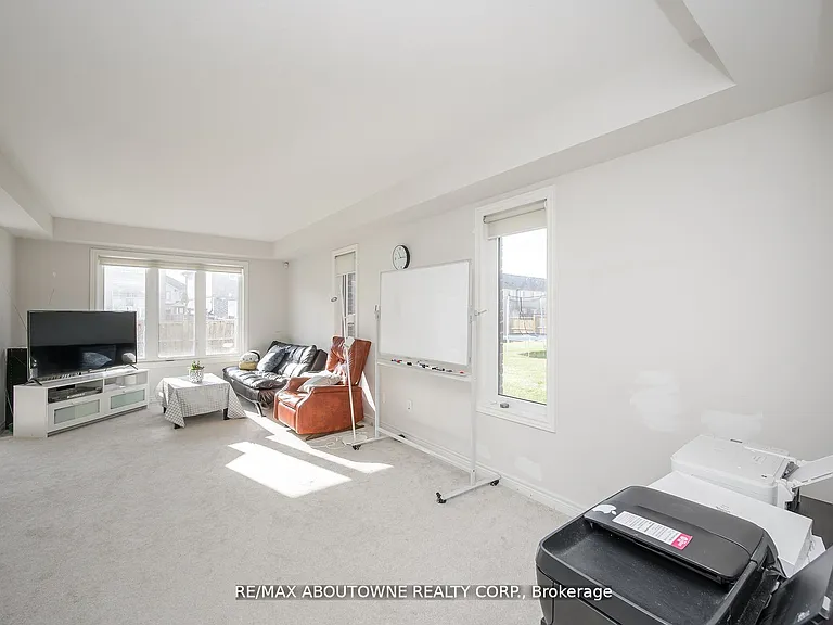 93 Heron St — Photo 4
