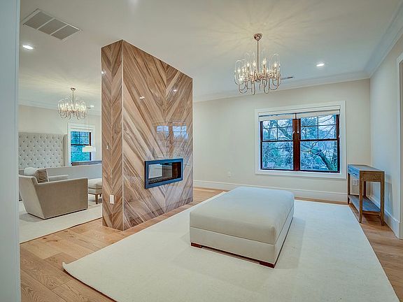 3rd image of 2437 Carey Ln