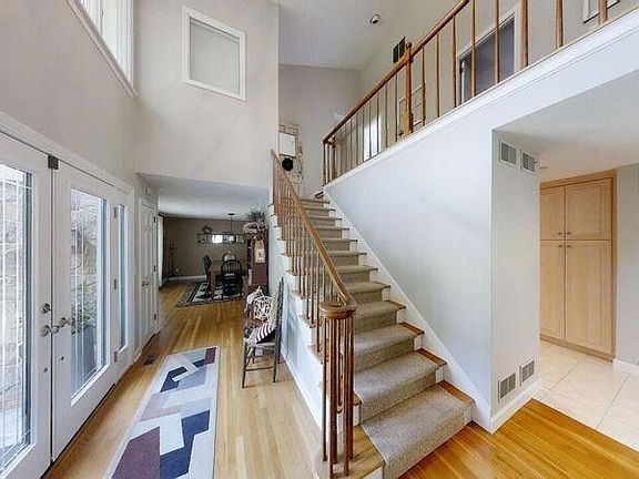 5th image of 126 Varnum Dr
