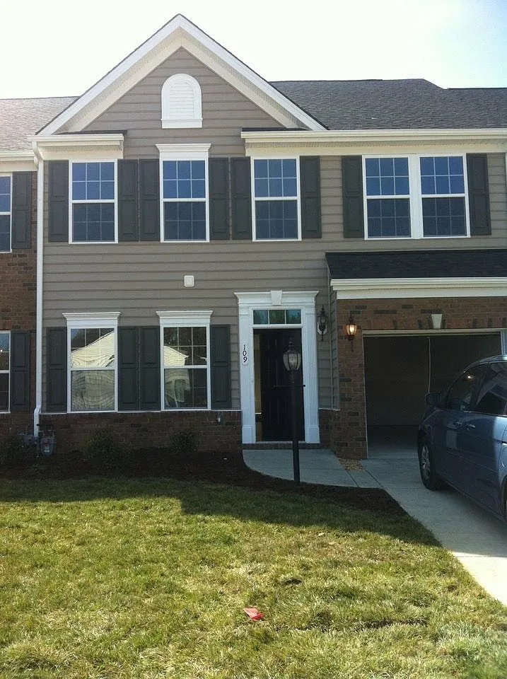 3 bed, 2.5 bath, 2163 sqft, $2,500 — Photo 1