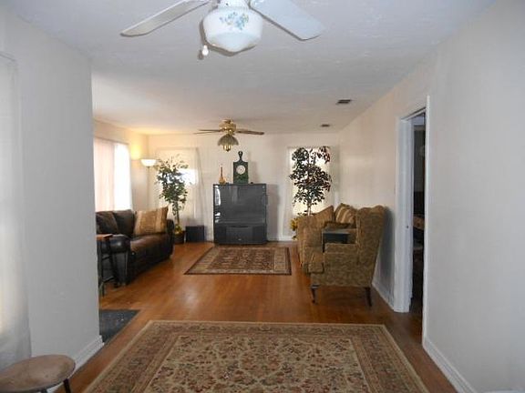 3rd image of 2326 Juniper St