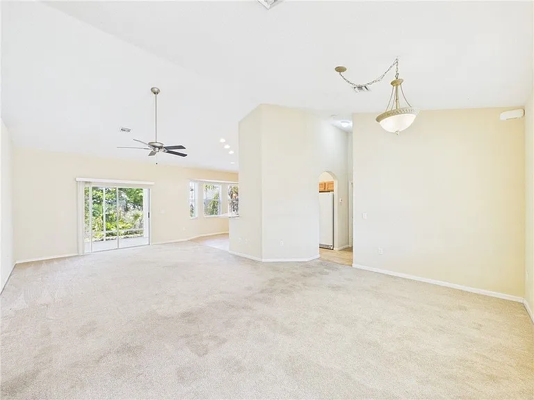 462 Lloyd St — Photo 3