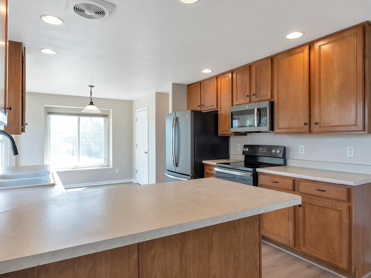 4 bed, 2.5 bath, 2070 sqft, $3,350 — Photo 4