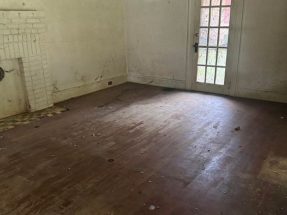 4th image of 703 Holt St