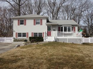 118 Carley Dr, West Sayville, NY 11796