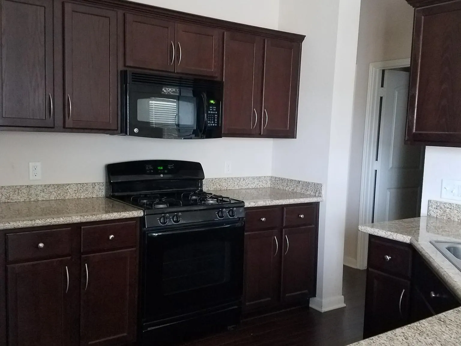 3 bed, 1349 sqft, $2,000 — Photo 4