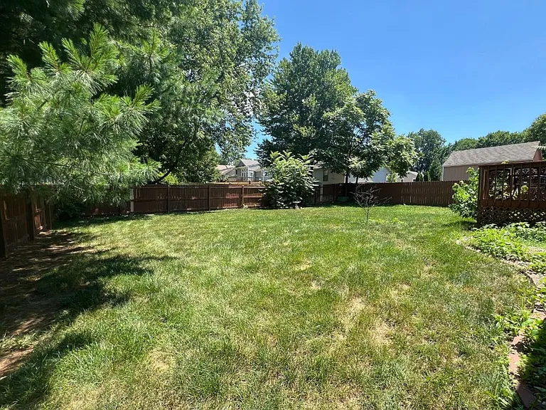 925 NE Carousel Ln — Photo 12
