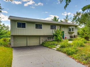 26301 N Lakeland Dr, Lake Barrington, IL 60084
