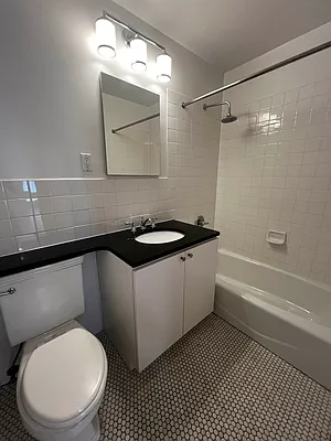 Rented by Salon Realty Corp | media 5