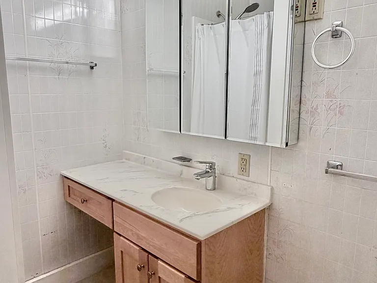 114 Lafayette Rd — Photo 8