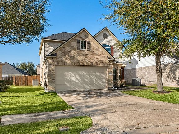 3rd image of 5911 Rosemary Cir